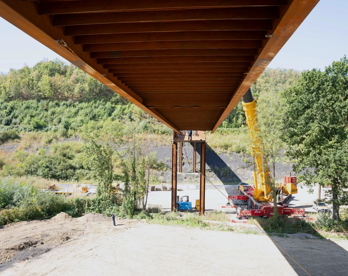 Blick unter den Überbau einer Brücke