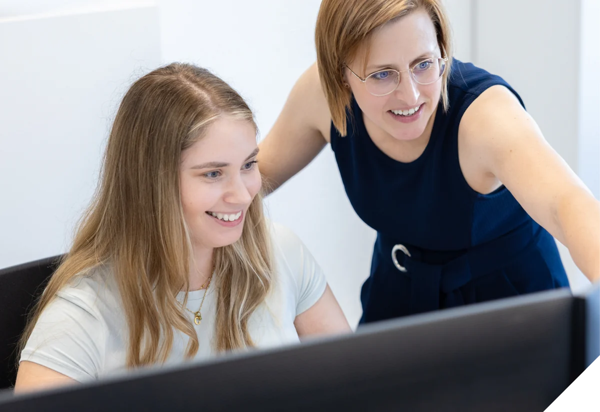 Kolleginnen bei der Zusammenarbeit im Ingenieurbüro